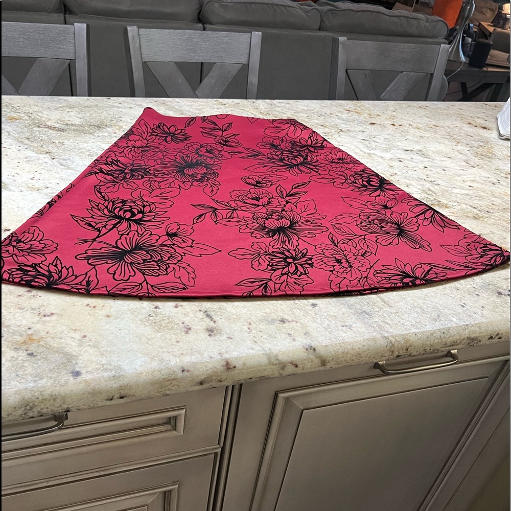 Skirt with flocked details. Burgundy and black
